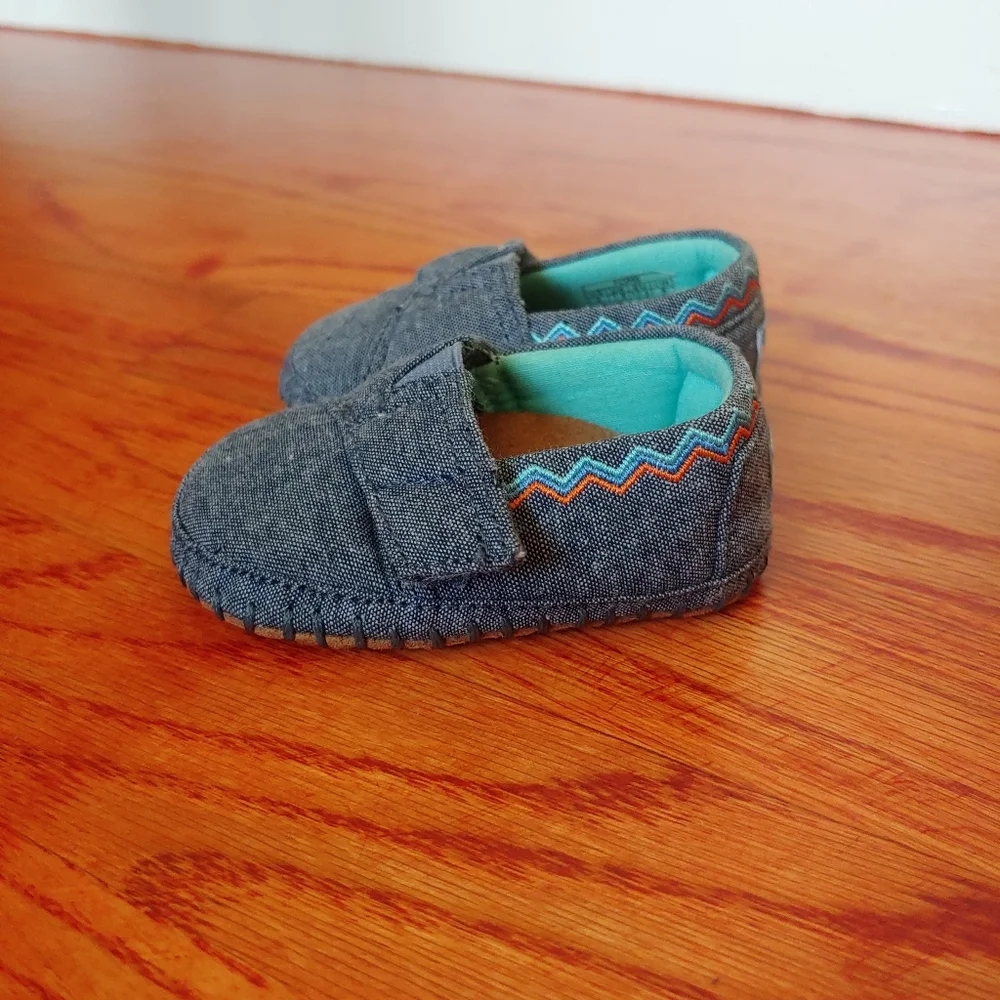 Toms Crib Shoes Baby Infant Size 2 Denim Fabric Soft Soles Hook And Loop Closure